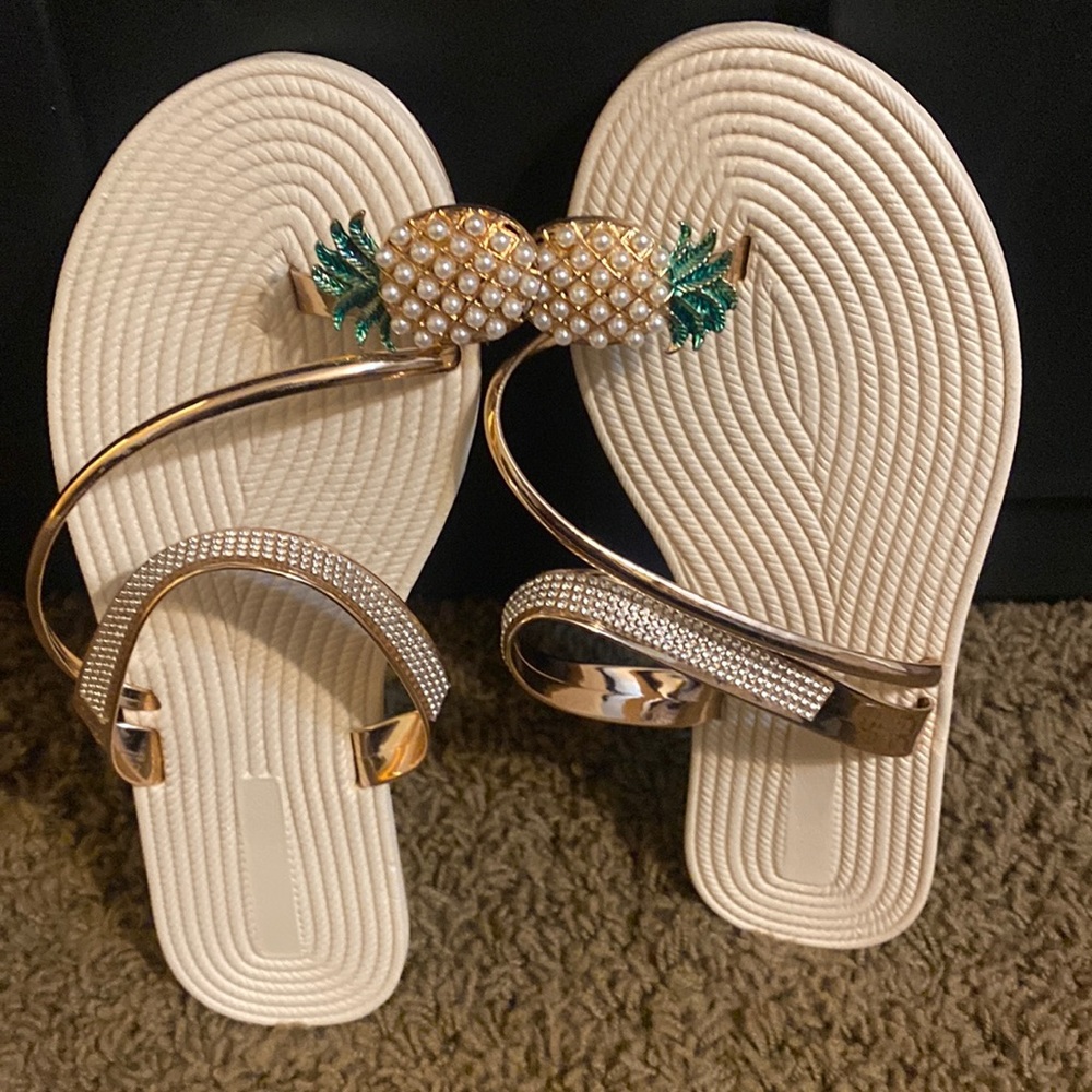 Cute- never word sandals with pineapple and gold details